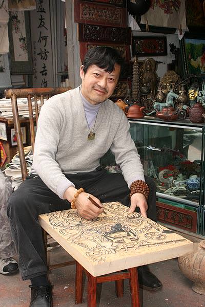 Tang ZhongLin plays erhu
